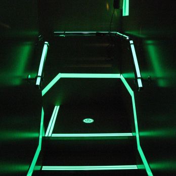 Применение: Фотолюминесцентная напольная износостойкая лента  GloBrite® Resistance